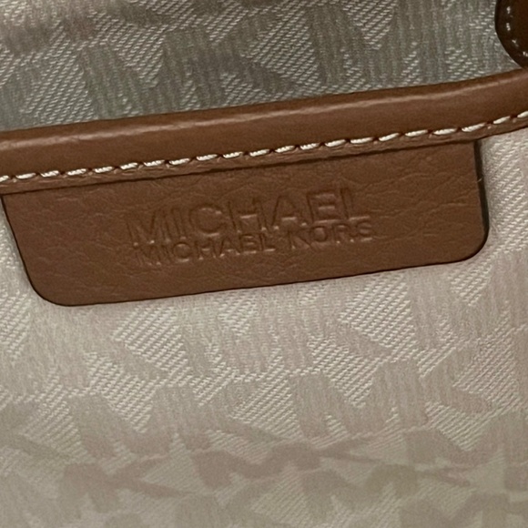 EUC Michael Kors Denim and leather shoulder bag!
Size- 14x11x6 - Picture 5 of 11